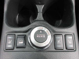 2WD・4WD切替スイッチと、滑りやすい路面を下る時に、速度をコントロールするスイッチです。ヒ-タ-シ-トも付いています。