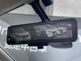 スマートルームミラーも付いています。後方ピラーや荷物、後席に同乗している方や曇りなど視界が遮られた場合でも後方カメラからの映像で安全確認をすることができます。