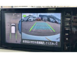 アラウンドビューモニターです。4つのカメラからの映像を合成・処理することで空から見下ろすような視点で周囲を確認でき、駐車時のクルマの位置確認がスムーズになります。