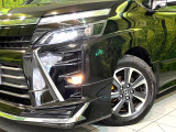 【LEDヘッドライト】悪天候や夜間走行時も良好な視界を確保し安心して運転できる高輝度LEDヘッドライトを装備!点灯速度が早く、消費電力も抑えられています。