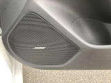 前席ドアにはBOSEサウンドシステムのスピーカーがあり、お気に入りの音楽でドライブを楽しんでください。