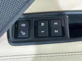 ボタン一つで自分好みの運転位置を一瞬で再現します!シートや鏡の位置を記憶できるので、家族で運転を交代してもすぐにベストな姿勢に戻せます。細かく電動調節でき、長距離ドライブでも疲れず快適です。