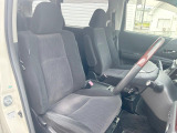 運転席まわりには十分なスペースがあり、大柄な方でもゆったり運転していただける環境です。