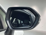 ブラインドスポットモニター(BSM)を装備しています。隣を走る車両が死角に入るとミラー内LEDインジケーターが点灯。さらに、ウィンカーを出すとインジケーターが光って点滅して注意を促してくれます。