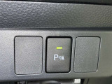 コーナーセンサーを車の前後に装備。障害物までの距離に応じて警告音を変えてお知らせ。縦列駐車時や駐車場・車庫などでの取り回しをサポートします。詳細は販売店スタッフまでおたずねください。