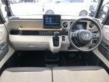 【インパネ全体】手が届きやすく、どなたでも運転しやすいです。シンプルで使いやすい設計になっています!