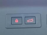 【パワーバックドア】スマートキーや運転席のボタンを押すだけでリアゲートが自動で開閉します!荷物を持っている時や、高い位置にあるバックドアを閉める際に便利な機能です♪