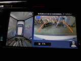 車両を真上から見下ろしたような映像を表示し、周囲の障害物との位置関係を確認出来ます。