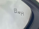 【ブラインドスポットモニター】走行中、ドアミラーの死角になりやすい箇所に後続車が接近するとサイドミラーのレンズに警告を表示!ドライバーに注意喚起をしてくれます。