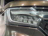 LEDヘッドライトは、点灯の瞬間から最大光量を発揮し、突然暗くなるトンネルなどでの安定感を高めます。