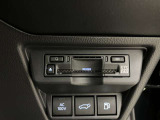 高速道路で便利な【ETC2.0】を装備しています。光ビーコン搭載で渋滞情報などナビゲーションと連動することで機能も充実いたします。他、観光施設に立ち寄るための高速料金割引サービス等もございます。