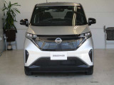 フロントカメラで前方の車両や歩行者を検知。万一、ドライバーが安全に減速できなかった場合には、自動的に緊急ブレーキを作動させて衝突を回避、または衝突時の被害や傷害を軽減します。