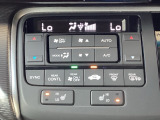 運転席・助手席、それぞれで温度調節が可能なオートエアコンです。シートヒーター付きなので、寒い日も快適です。
