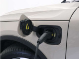コンセントタイプ(3kW)やウォールボックスタイプ(6kW)の充電器を用いて、ご自宅で簡単充電。一般的な家庭用の200V交流充電ケーブルでは、約8時間で80%まで充電!1時間あたり7~14kmを走行できる電力を充電できます。