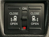 【両側パワースライドドア】両側がパワースライドドアになっており、運転席のスイッチやスマートキーでも開閉が可能です!開口部も広いので乗り降りも楽々♪