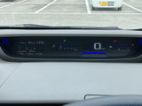 視認性の高いメーターで、運転に必要な情報を一目で確認できます。運転状況を的確に把握し、安全運転をサポートします。洗練されたデザインです。