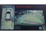車を上から見下ろした視点で駐車をサポートするパノラマビューを搭載。運転席から確認しにくい車両周囲の状況を確認できます。