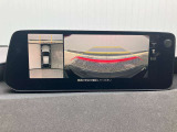 360度ビューカメラを搭載。4方の小型カメラの映像を処理し、車両真上からの映像に変換しています。