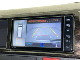 後方の見える安心をお届けするバックガイドモニター付:バックするときのアシストラインもあって楽々バック!車庫入れや縦列駐車をサポートし、苦手な駐車も安心です!今やもう手放せない装備ですネ♪