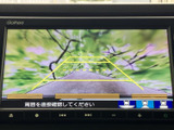 後方確認をサポートするモニター画面です。安全な駐車や車庫入れをサポートし、運転の負担を軽減します。