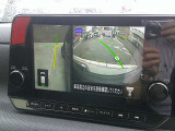 【アラウンドビューモニター】空から見下ろした映像がナビ画面にて確認可能です。駐車もラクラクですよ♪