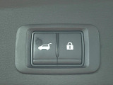 【パワーバックドア】スマートキーや運転席のボタンを押すだけでリアゲートが自動で開閉します!荷物を持っている時や、高い位置にあるバックドアを閉める際に便利な機能です♪