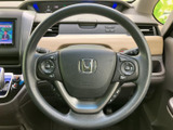 握りやすいステアリングは、運転操作をスムーズにします。快適なドライビングポジションを追求し、長距離運転でも疲れにくい設計です。