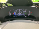 洗練されたデザインのメーターが、運転に集中できる快適な空間を演出します。重要な情報を分かりやすく表示し、安全運転をサポートします。
