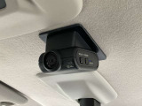 【ドライブレコーダー/車室内】車室内カメラによる車内および車側面の撮影記録が駐車時の安心を高めるとともに、走行中の幅寄せ対策や後方撮影(リヤガラス越し)にも対応しています。