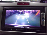 バックカメラの画像です。ガイドラインがスムースな車庫入れをサポートいたします。車庫入れの安心感がアップしますね。