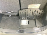 スペア-タイヤが無い為、パンクをした時に必要なコンプレッサ-(電源ソケットに差し込むだけで簡単に空気を入れられます)とパンク修理剤が付いています。