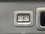 【パワーバックドア】スマートキーや運転席のボタンを押すだけでリアゲートが自動で開閉します!荷物を持っている時や、高い位置にあるバックドアを閉める際に便利な機能です♪