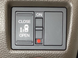 左側電動スライドドアは運転席からでも操作ができるように、ハンドル付近に開閉の操作スイッチが付いています。