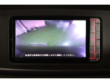 後退時に車両の後ろ側をモニター画面に表示します。車庫入れなどでバックする際に後方確認ができて便利です。