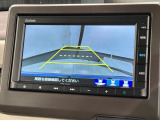リバースギアに入れるだけで後方の表示へ切り替わります。夜間や雨の日の駐車も楽になりますよ。