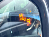 【ブラインドスポットモニター】走行中、ドアミラーの死角になりやすい箇所に後続車が接近するとサイドミラーのレンズに警告を表示!ドライバーに注意喚起をしてくれます。