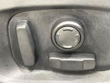 電動パワーシートですので運転中のシート調節も安全に行えます。微調整も可能ですのであなただけのドライビングポジションを実現します。