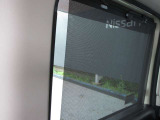 日差しがまぶしいときにすっと出せるロールサンシェードも装備!