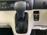 シンプルでとても使いやすいインパネシフトに、パーキングブレーキは電子制御パーキングブレーキです。