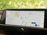 見やすい地図表示で、目的地までスムーズに案内してくれます。渋滞情報も確認でき、効率的なルートを選択できます。