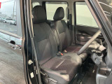 運転席もゆったりとお座り頂けます。