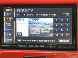 ラジオやCD、デジタルTVなど、多彩な音源を楽しめます。お好みの音楽で、快適な車内空間を演出。長距離ドライブも飽きさせません。