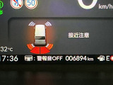 周囲の障害物に近づくと、ブザーでお知らせして衝突回避をサポートします。駐車時や狭い道での走行の際に便利です。