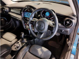 MINIの内装はとにかく『円』に拘ったデザインコンセプトが一目で伝わってきます。これほど円形に拘った車は他に御座いません。伝統のデザイン、トグルスイッチなど遊び心のある内装で御座います。