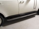 電動サイドステップを装備しております。車の乗降の負担が低減されます。ルーフへのアクセスも良くなるため、キャリアを付けたときや洗車時にも足場として使うことができます。