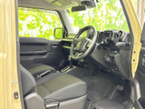 運転席周りは、シンプルで機能的なデザイン。操作しやすい配置で、快適なドライビングをサポートします。