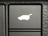 【パワーバックドア】スマートキーや運転席のボタンを押すだけでリアゲートが自動で開閉します!荷物を持っている時や、高い位置にあるバックドアを閉める際に便利な機能です♪