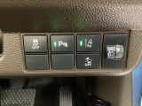 衝突の危険がある時に警告してくれる衝突軽減ブレーキ。車線を外れそうな時に警告し、ステアリング制御してくれる路外逸脱制御機能搭載!
