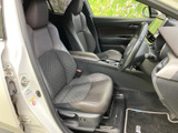 運転席からの視界は広く、運転操作もスムーズに行えます。座り心地の良いシートで、長距離運転も疲れにくいです。快適な空間を提供します。