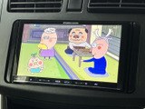 停車中にテレビや動画を楽しめる機能が搭載されています。休憩時間や待ち時間に、リラックスした時間を過ごせます。